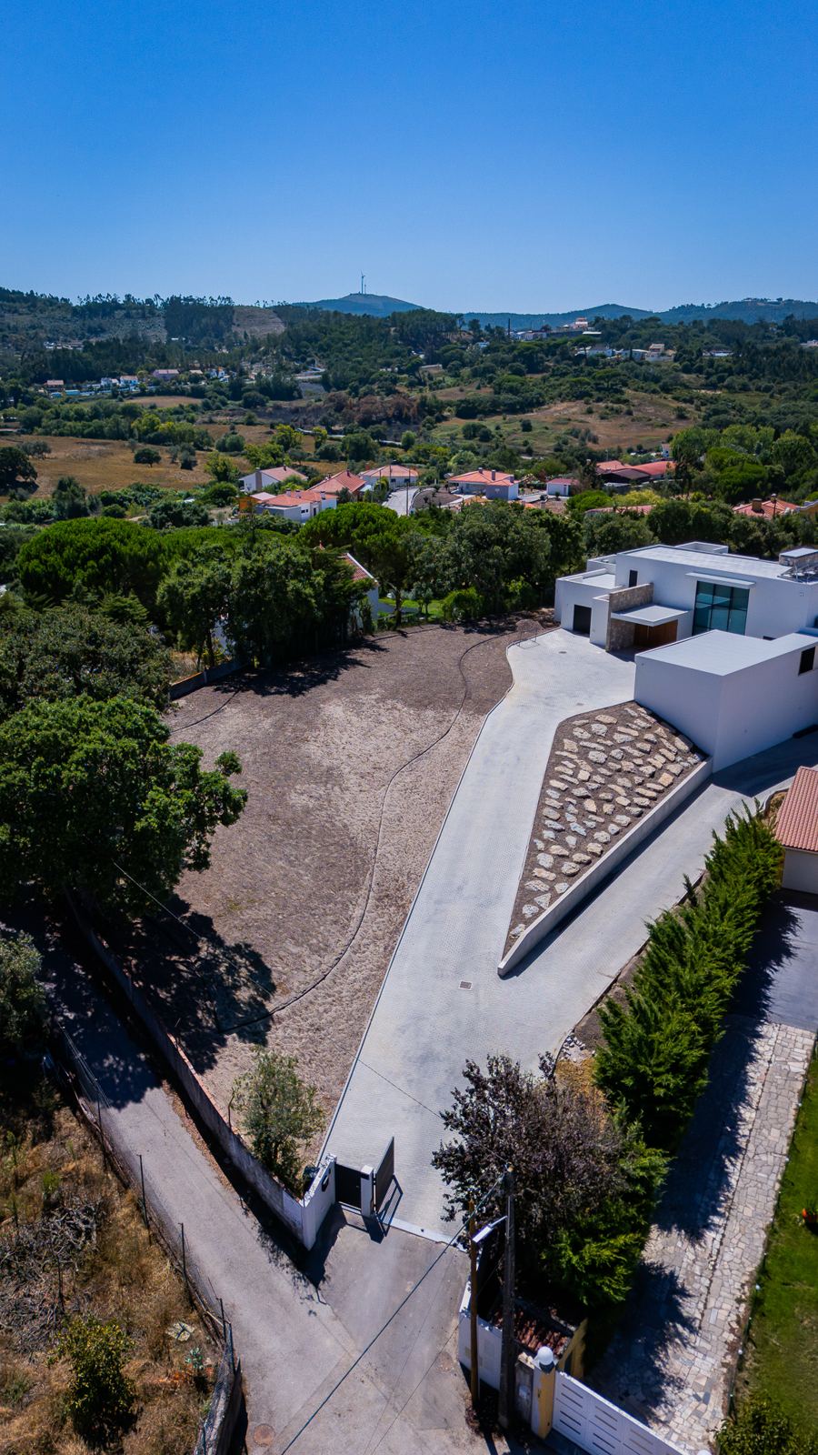 Vista aérea de acessos em construção junto a uma moradia