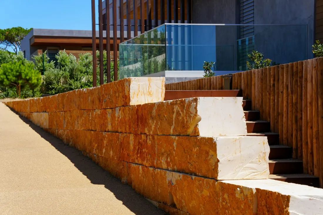 Escadaria e muro em pedra natural